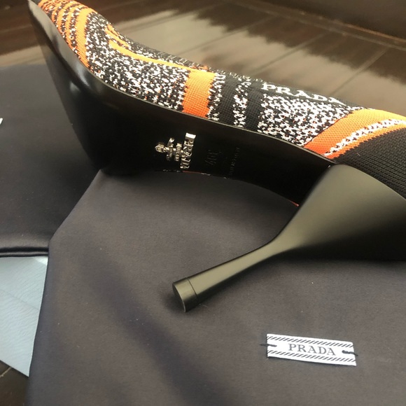 Prada pumps . Size 39 1/2 . Gently worn. - Picture 6 of 7